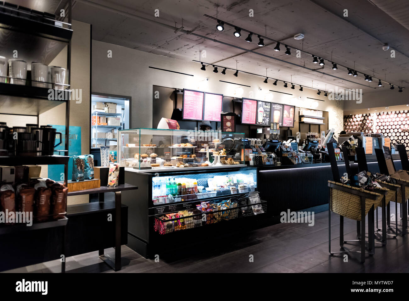 New York City, USA - 30. Oktober 2017: Starbucks Stores in Midtown Manhattan NYC NY mit Menü, um Zähler Auswahl an Essen, Kaffee im Cafe Stockfoto