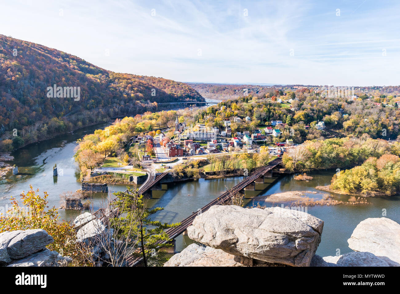 Harper's Ferry blicken auf Nahaufnahme des Stadtbildes mit Klippen Felsen, farbenfrohen orange gelb Laub Herbst Herbst Wald mit kleinen Dorf Stadt am Fluss in Stockfoto