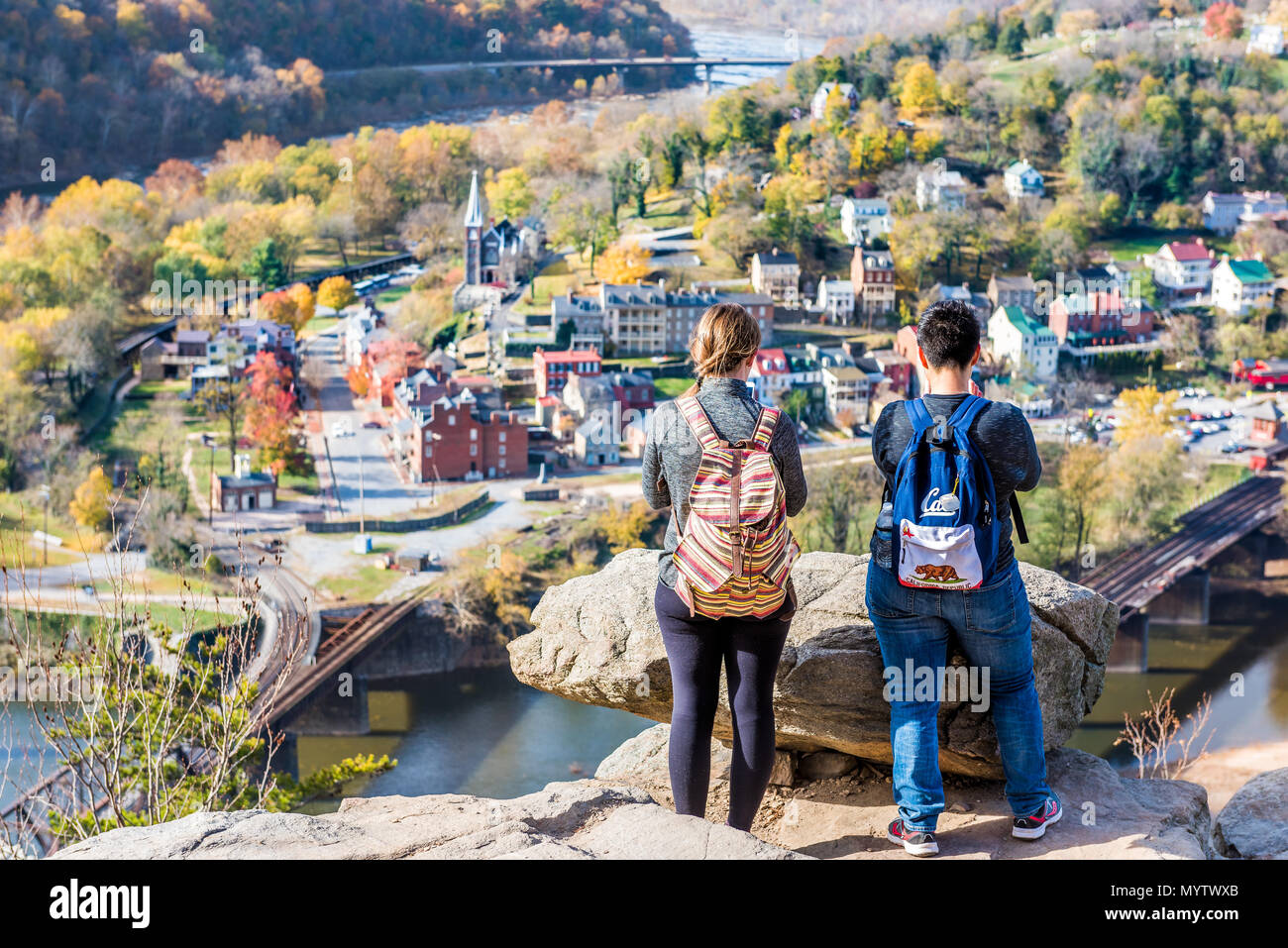 Harper's Ferry, USA - November 11, 2017: Wanderer Menschen Frauen Paar an Blicken mit bunten orange gelb Laub Herbst Herbst Wald mit kleinen Villa Stockfoto