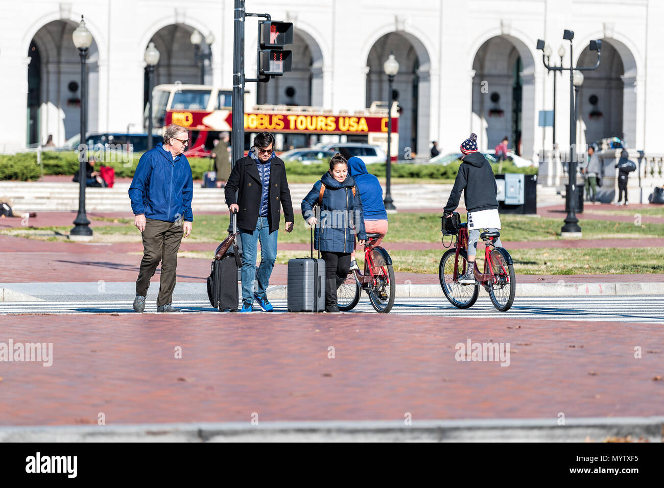 Washington DC, USA - November 23, 2017: Union Station am Columbus Circle mit glücklichen Menschen anreisen, mit Gepäck, Gepäck, Big Bus Touren Stockfoto