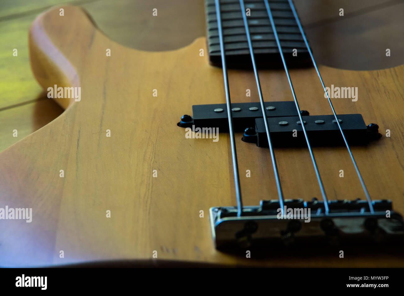 Holz E-Bass Closeup von Strings Stockfoto