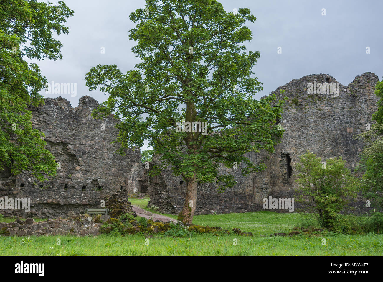 Torlundy, Schottland - Juni 11, 2012: Außenwand, die mit der Verletzung von Inverlochy Castle unter grauem Himmel. Grüne Bäume und Rasen. Blick zum Schloss Co Stockfoto