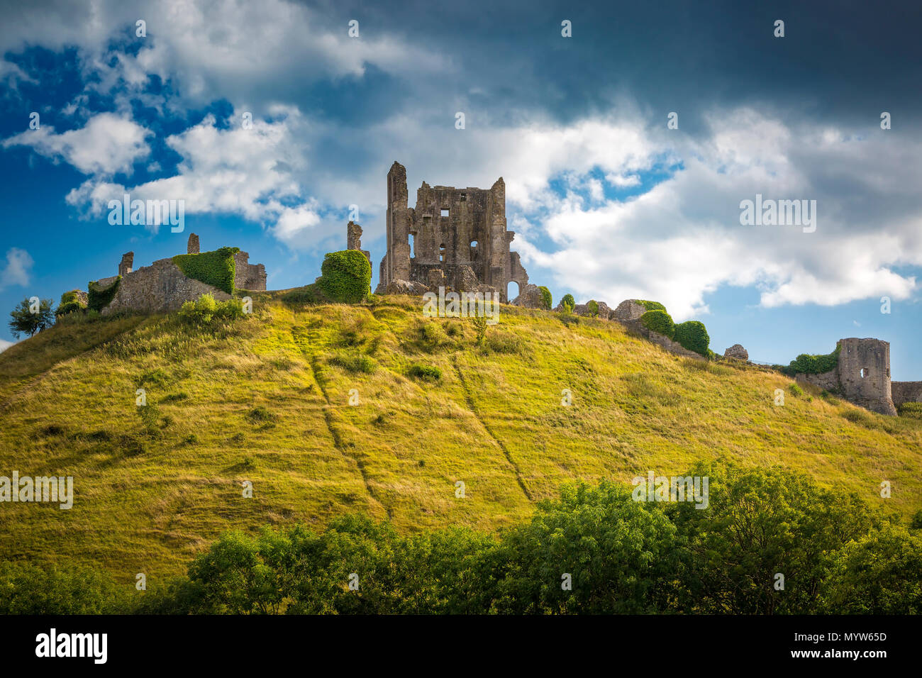 Ruinen von Corfe Castle in der Nähe von Isle of Purbeck, Wareham, Dorset, England Stockfoto
