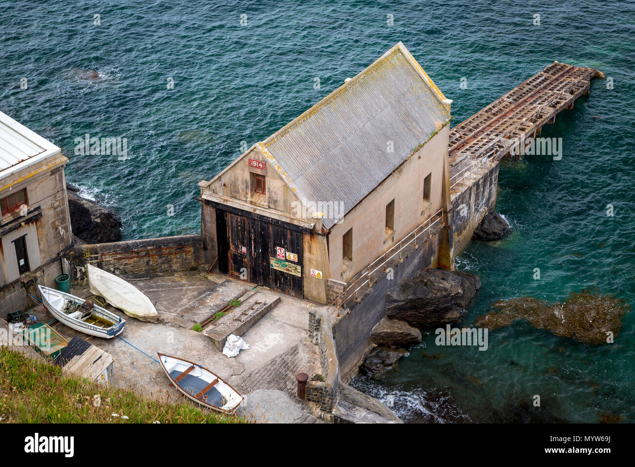 Alte Polpeor Cove Rettungsboot Station (1914, geschlossen 1961) am Lizard Point, Cornwall, England Stockfoto