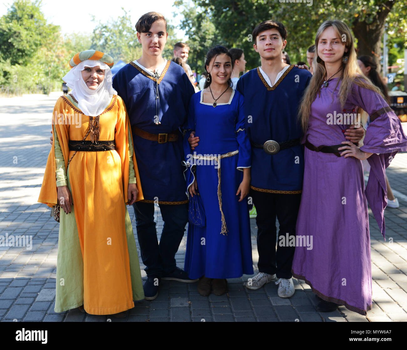 Ukrainische Frauen und Männer in traditioneller Kleidung. Stockfoto