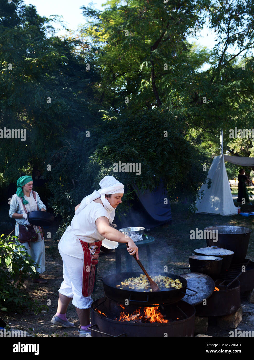Mittelalterlich kochen im Mittelalter Festival in Odessa, Ukraine. Stockfoto