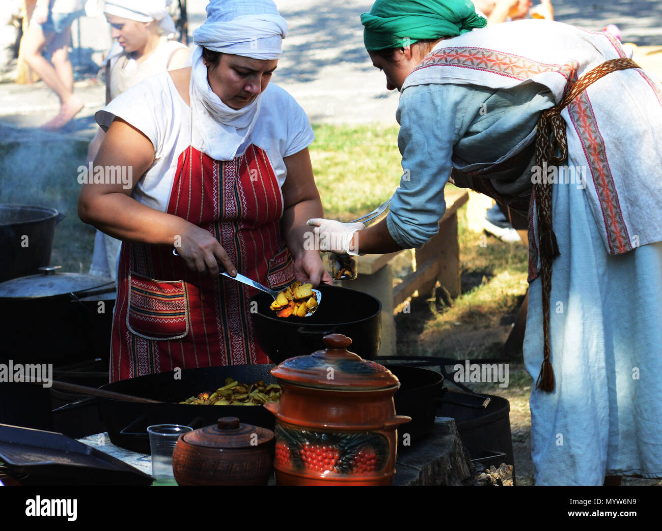 Mittelalterlich kochen im Mittelalter Festival in Odessa, Ukraine. Stockfoto