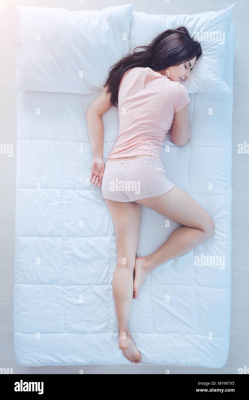 Fröhliche Frau nap in Bed Stockfoto