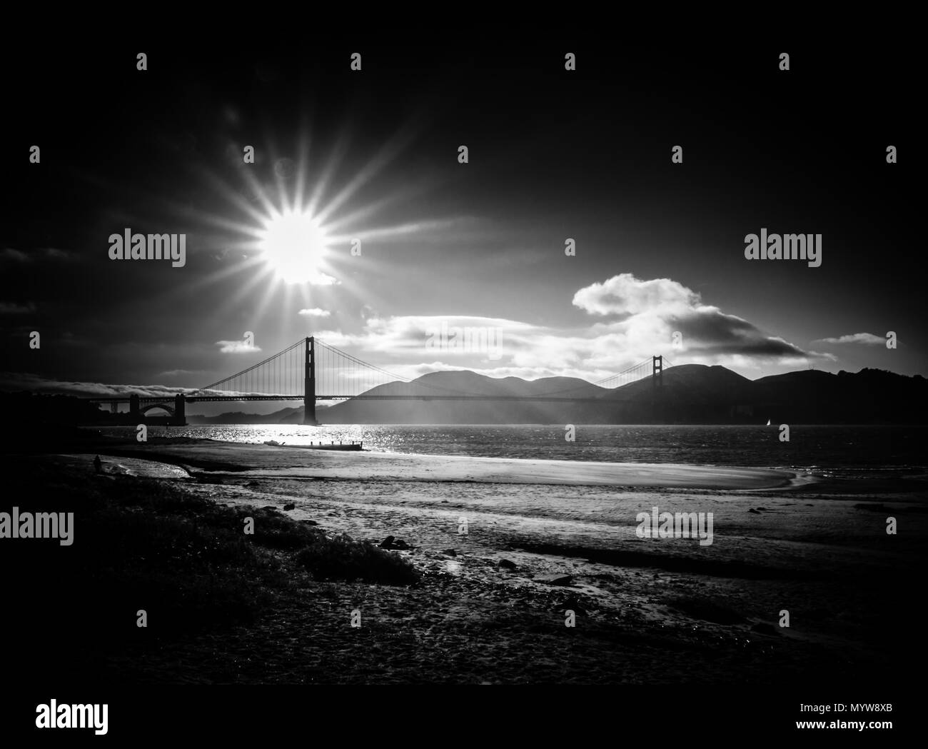 Dramatische Retro Style schwarz-weiß Bild von der Golden Gate Bridge in San Francisco bei Sonnenuntergang mit Kopie Raum Stockfoto