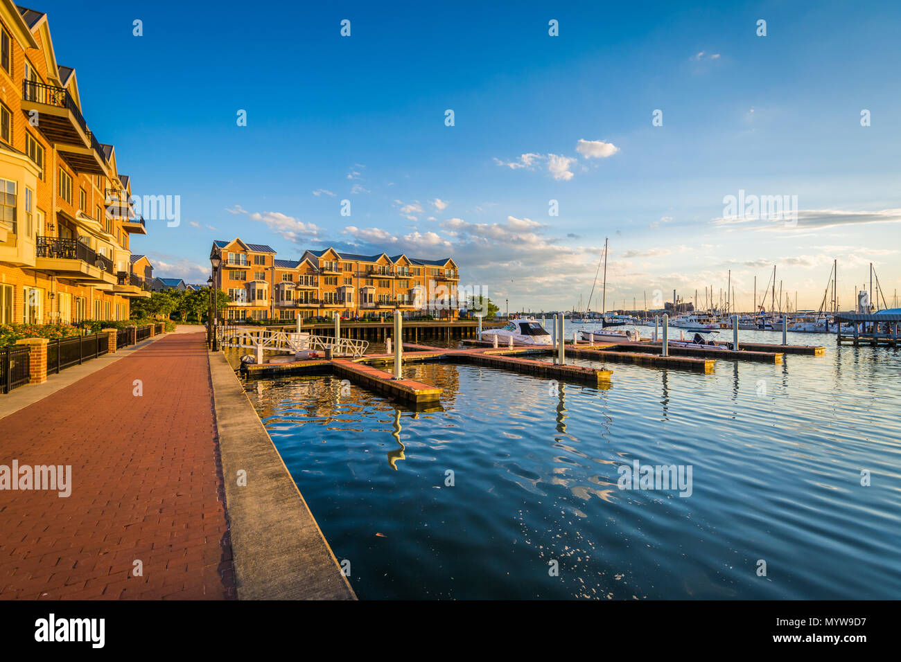 Docks und Waterfront Condominiums in Kanton, Baltimore, Maryland Stockfoto