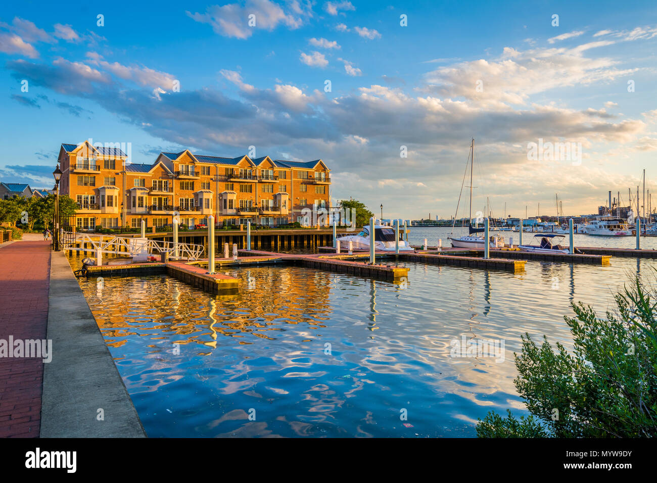 Docks und Waterfront Condominiums in Kanton, Baltimore, Maryland Stockfoto