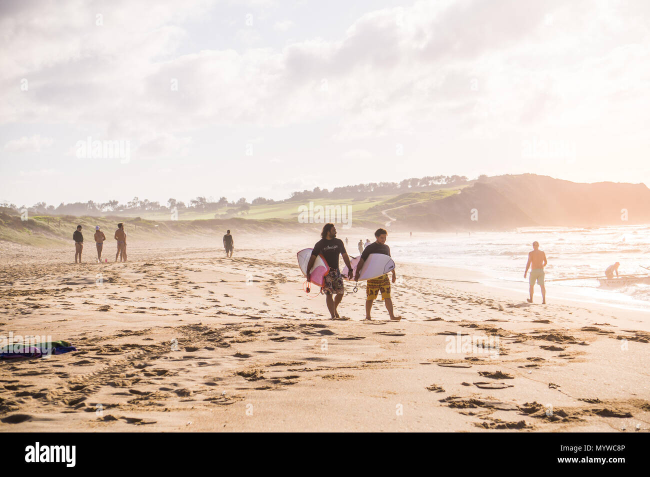 Surfer und andere auf longreef Beach, Sydney Stockfoto