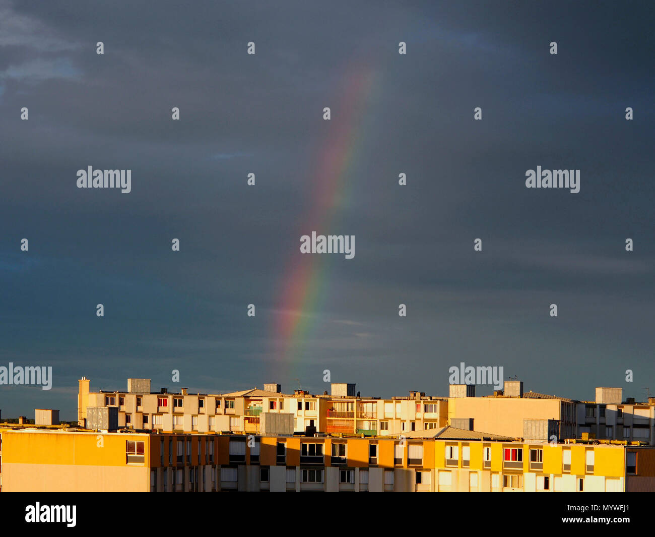 Regenbogen auf Block von Gebäuden. Südlich von Frankreich Stockfoto