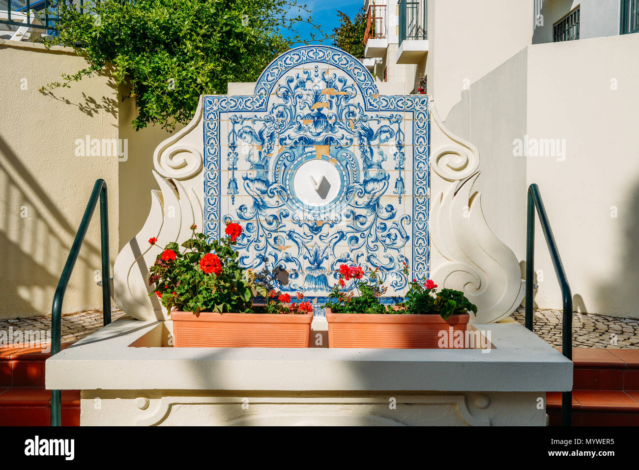 Blau traditionelle portugiesische Azulejos auf der Straße mit roten Blumentöpfe Stockfoto