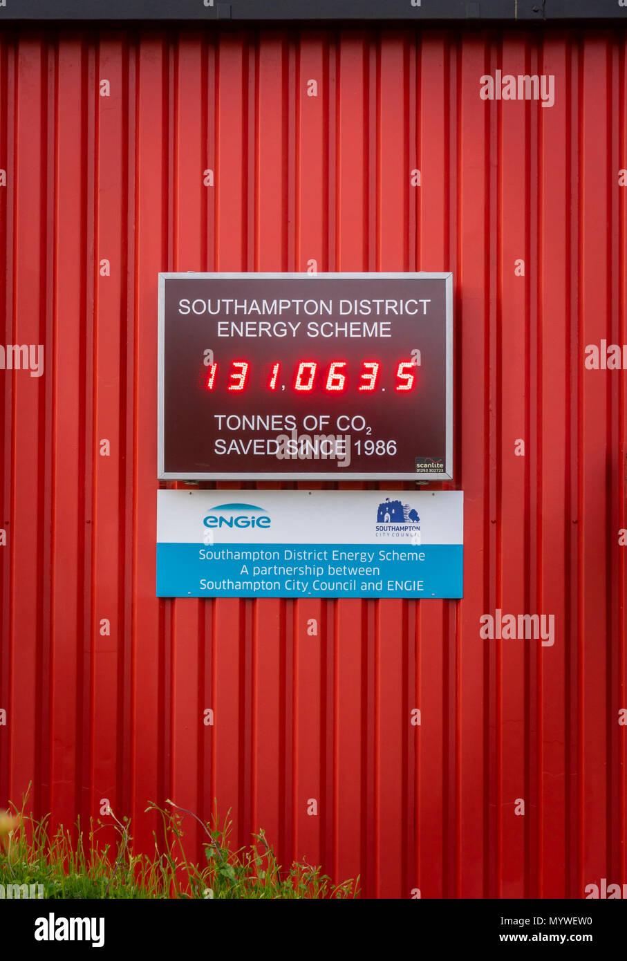Anzeige von CO2-Emissionen Ausgabe, die seit 1986 an der Southampton District Energy Systems, Mai 2018, Southampton, England, UK gespeichert wurde Stockfoto