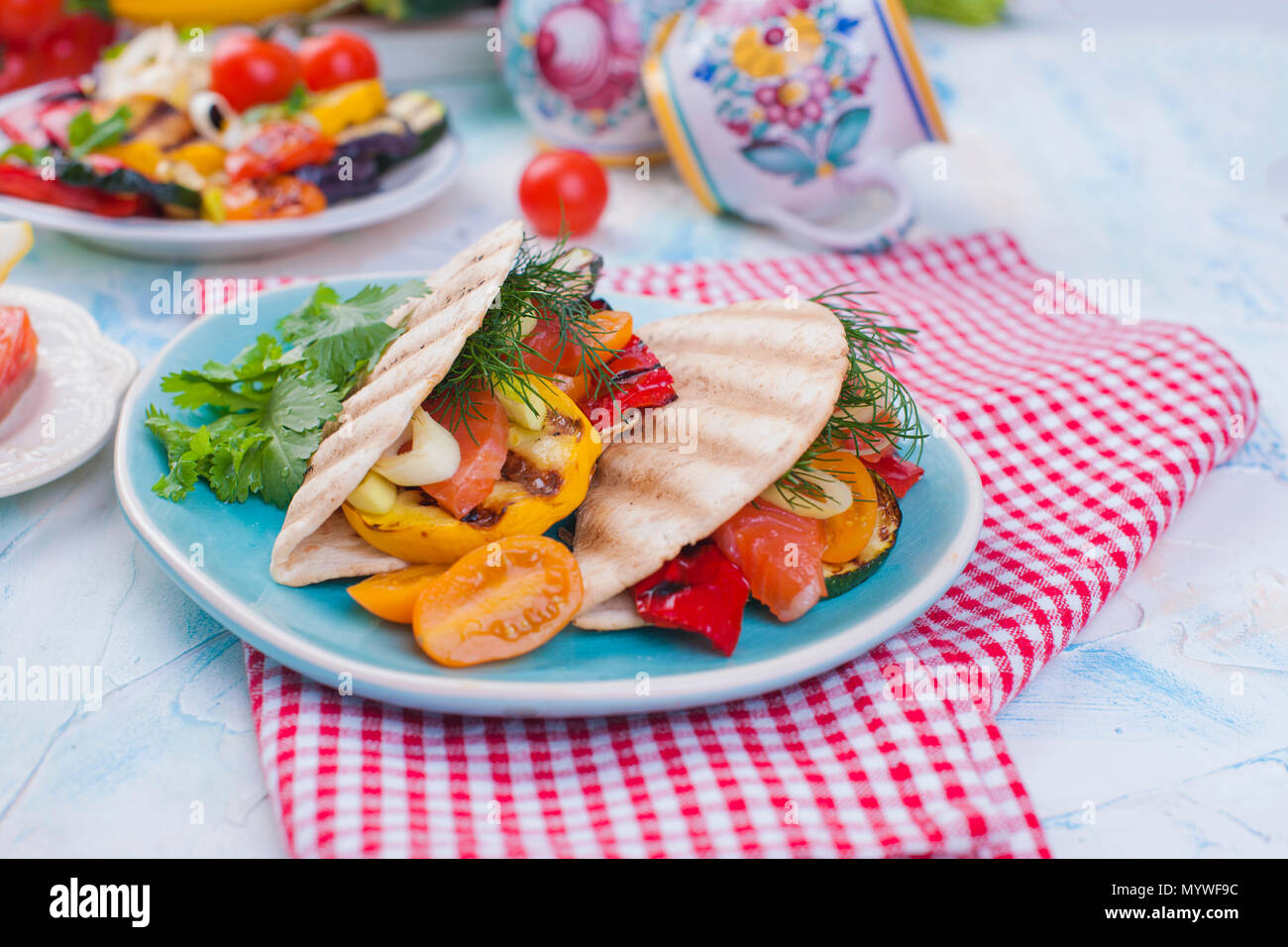 Tortilla Mit Gemuse Und Lachs Fitness Nahrung Gesundes Mittagessen Gemuse Und Fisch Sommer Menu Ernahrung Stockfotografie Alamy