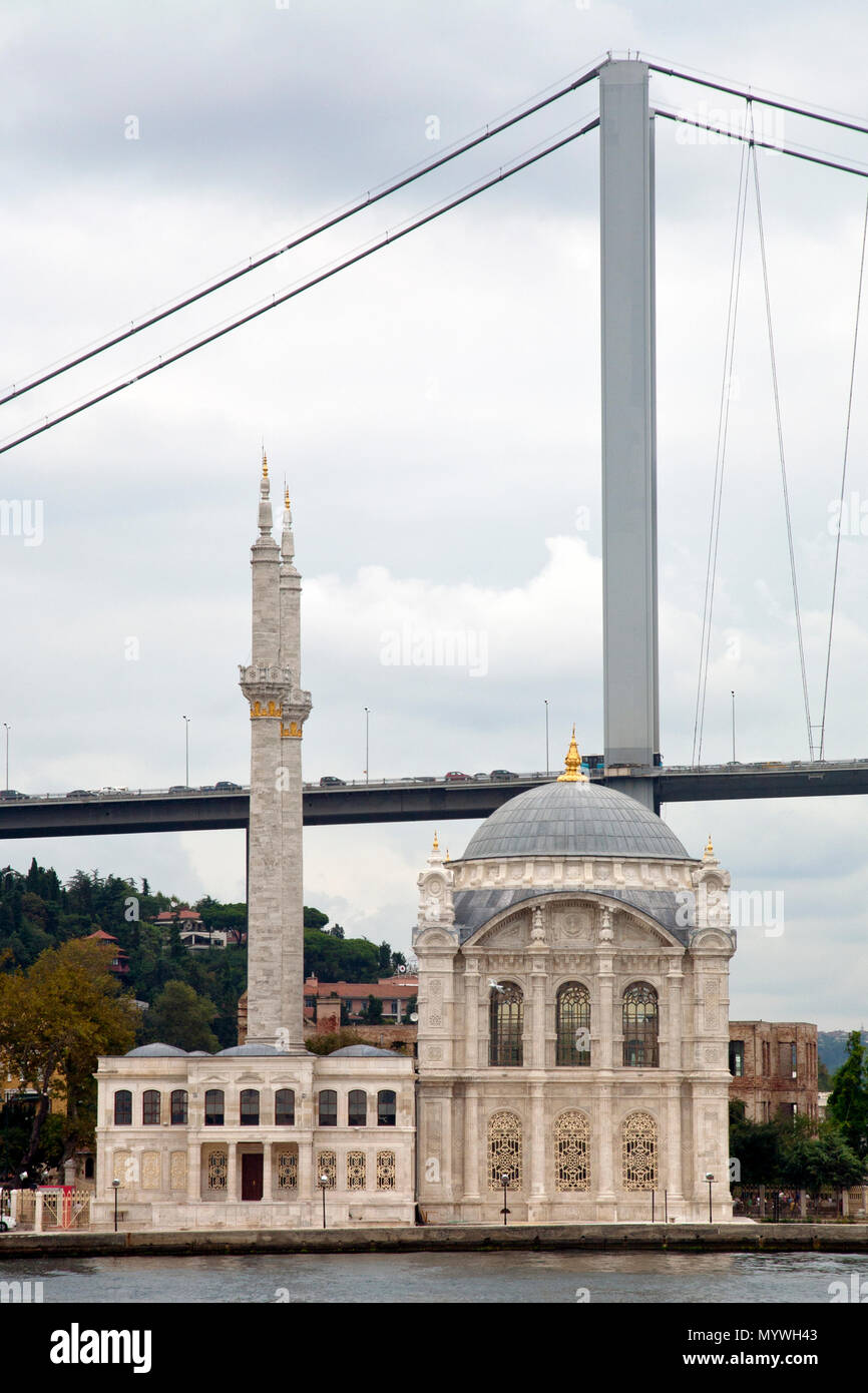 September 1, 2014: Istanbul, Türkei - eine Moschee gedreht Boutique Hotel am Ufer des Bosporus in Istanbul, Türkei sitzt Stockfoto