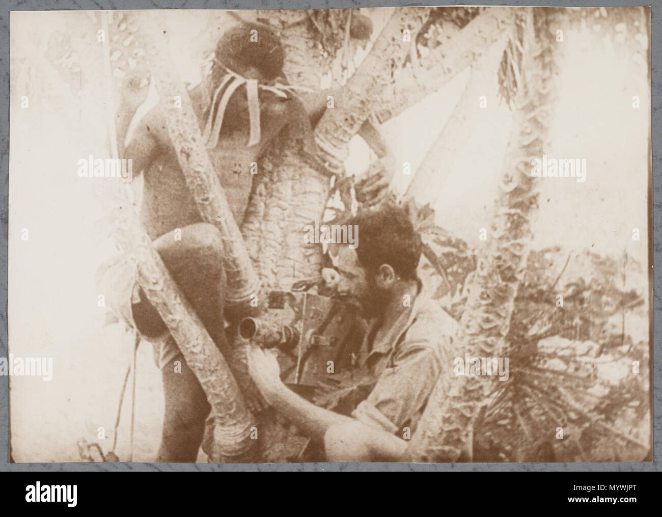 . Englisch: Damien mit Papua Assistent nimmt die Dokumentarfilm, Kokoda Front, 1942, vom Druck durch die Staatsbibliothek von New South Wales PXA 25 statt. 1942. Damien Parer 1 Damien mit Papua Assistant Dreharbeiten Kokoda Front, 1942 Stockfoto