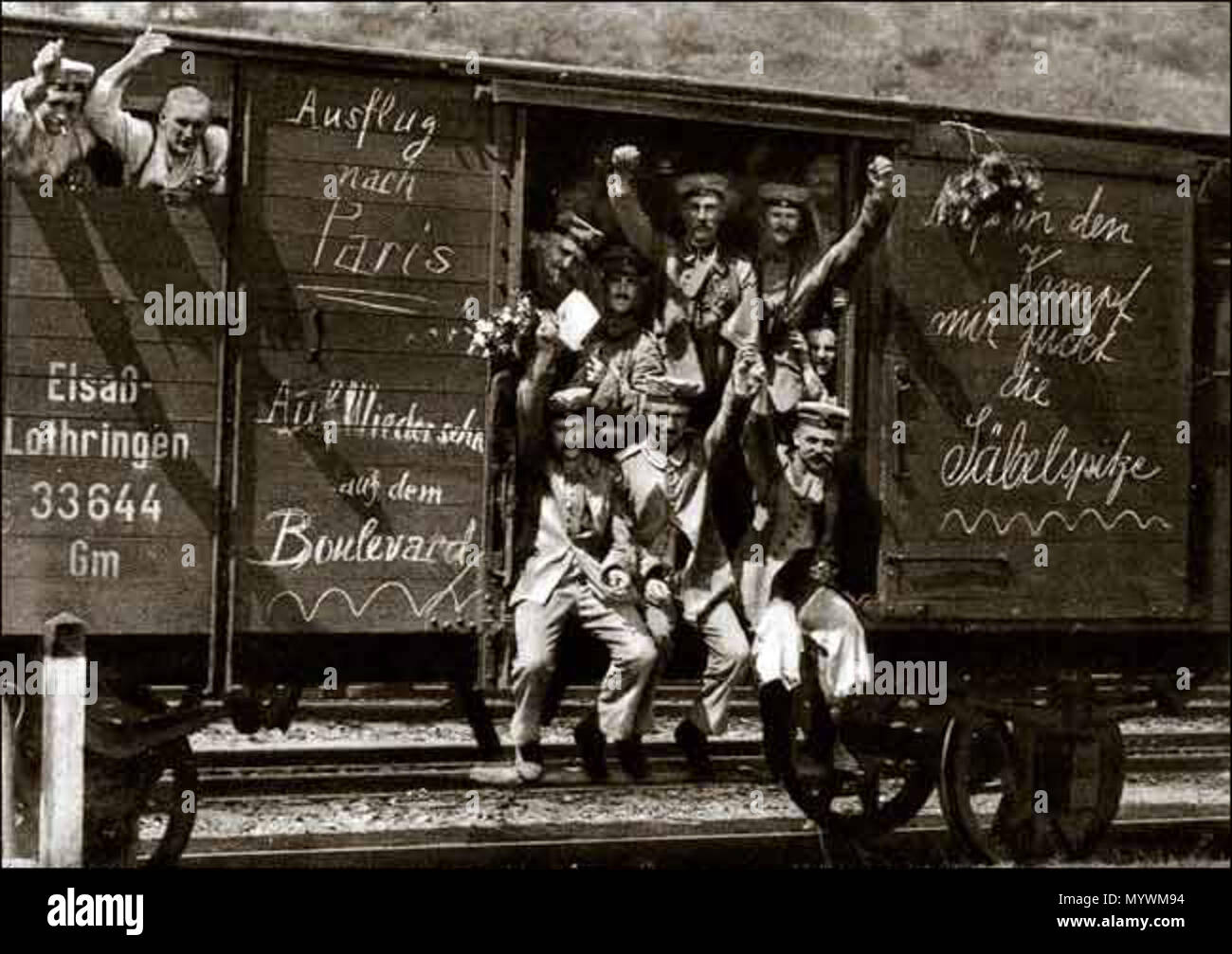 Englisch: Deutsche Soldaten, einige mit Blumen andere Winken oder aufhellen  Ihre geballte Fäuste, in einem Waggon auf dem Weg zum vorderen während des  Ersten Weltkrieges (1914). Nachrichten, die auf dem Auto