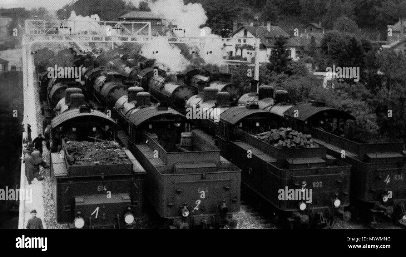 . English: Belastungsprobe des neuerstellten Lorraine-Viadukts in Bern im Jahre 1941 mit zwei Dutzend Dampflokomotiven, zů erkennen vier Schnellzuglokomotiven des Typen eine 3/5 im Vordergrund, dahinter vier Güterzuglokomotiven des Typen C5/6. . 1941. Unbekannt 4 LorraineViaductBern 1941 i Stockfoto