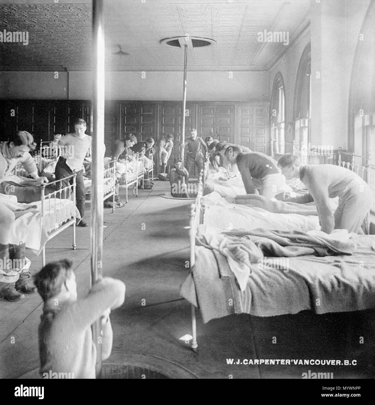 . Englisch: Vancouver Feuerwehrleute reagieren auf ein Feueralarm, Vancouver, British Columbia. Foto: W. J Zimmermann im Jahre 1910 übernommen. Français: Pompiers"répondant à une alerte au Feu, Vancouver, Colombie-Britannique. Foto Hebeln par W.J. Tischler en 1910. . 1910. W. J. Tischler 3 Vancouver Feuerwehrleute reagieren auf ein Feueralarm Stockfoto