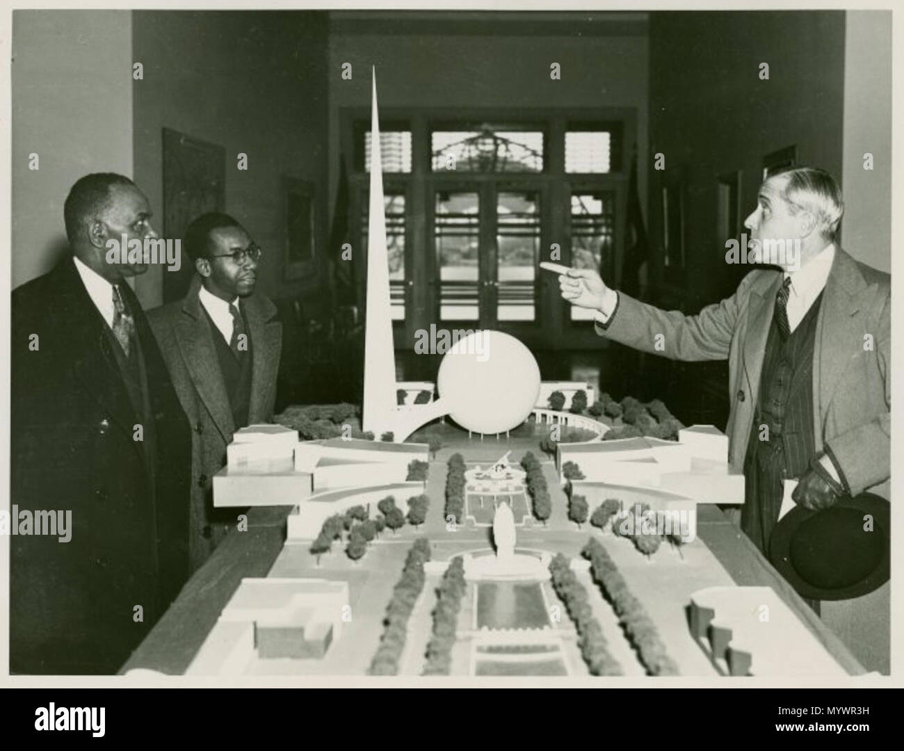 . In New York World's Fair, liberianischer Generalkonsul in New York Walter F. Walker und Sohn am Modell suchen. 1939 2 (1939) in New York World's Fair, 1 - die Mitglieder der liberianischen Delegation Stockfoto