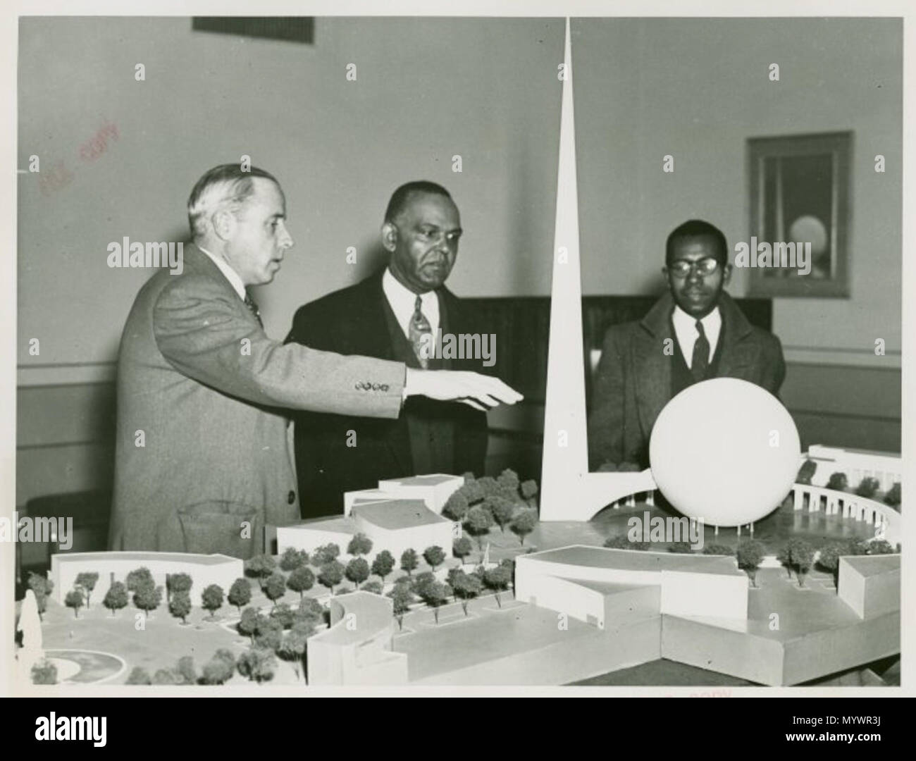 . In New York World's Fair, Generalkonsul Walter F. Walker und Sohn am Modell suchen. 1939 2 (1939) in New York World's Fair, 2 - die Mitglieder der liberianischen Delegation auf dem Modell Stockfoto