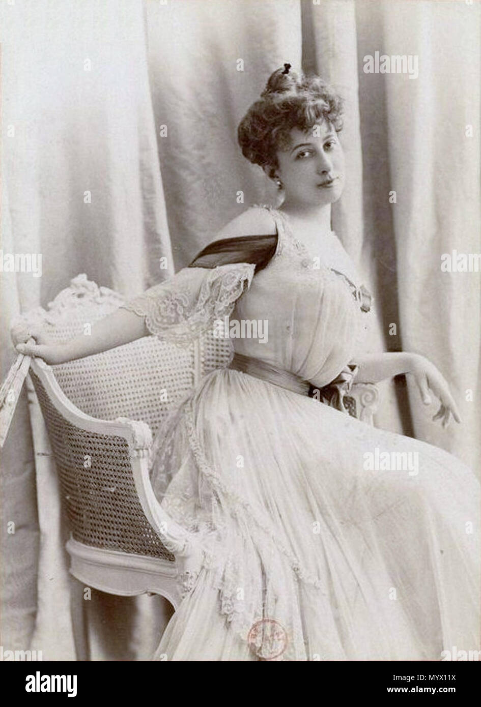 . Englisch: Suzanne Avril war der Name von Suzanne Garnier de la Roche Bonne Eau de Maleissye, in Paris am 14. September 1868 im 16. Arrondissement in Paris geboren und starb am 6. Juli 1948 in der 9. Arrondissement. Sie ist eine französische Schauspielerin des Theaters und der Stummfilm der Belle Epoque. Français: Suzanne Avril est Le nom de Scène de Suzanne Garnier de la Roche Bonne Eau de Maleissye, geb. à Paris Le 14 septembre 1868 dans le 16e arrondissement et Morte à Paris Le 6 juillet 1948 dans le 9e arrondissement. Elle est une comédienne française de théâtre et une Schauspielerin de Cinéma muet de la Belle Ép Stockfoto