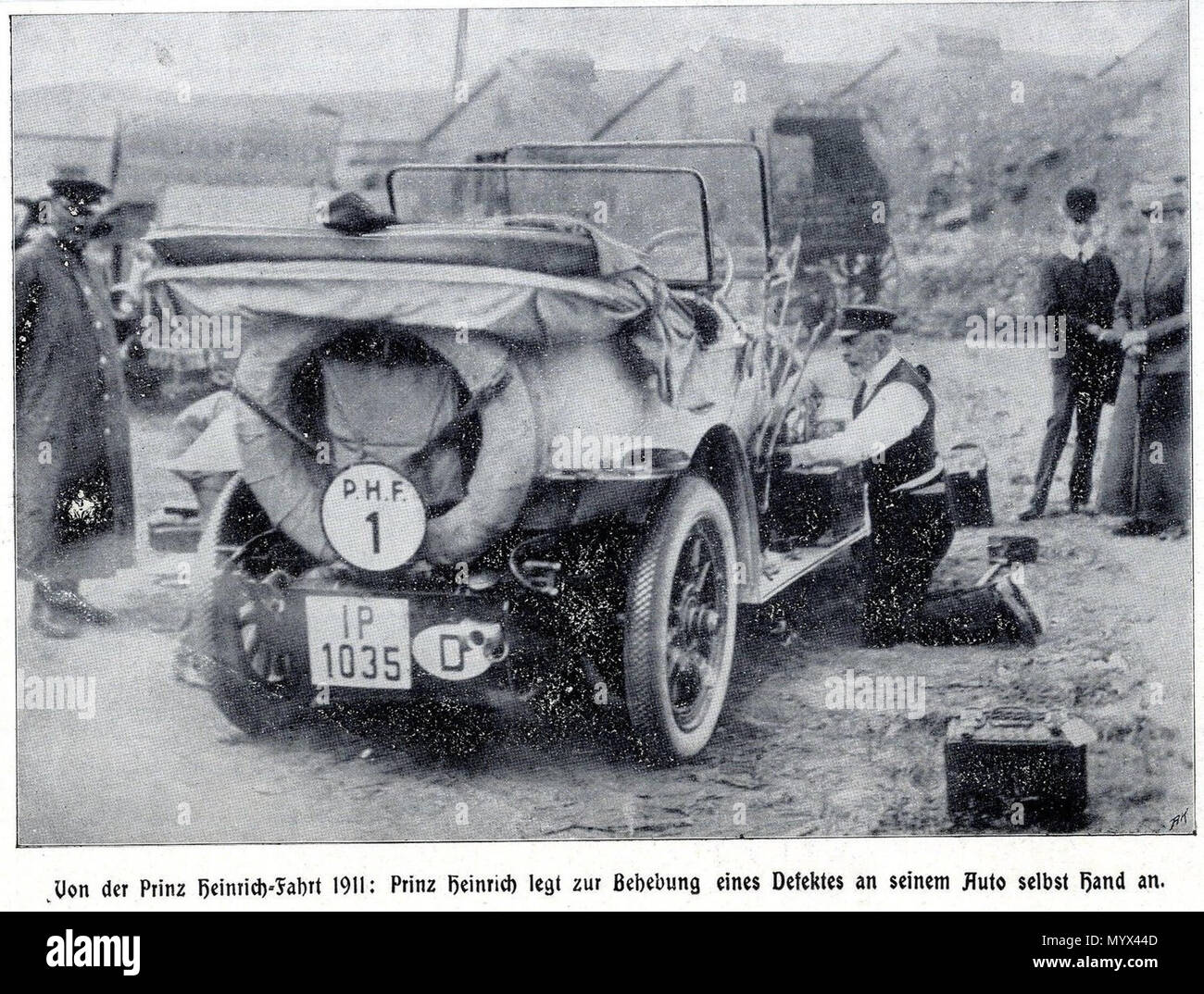 . English: Prinz Heinrich-Fahrt 1911 - Prinz Heinrich repariert sein Auto selbst. . 1911. Fotograf nicht gutgeschrieben 5 Prinz Heinrich-Fahrt 1911 - Prinz Heinrich repariert sein Auto Stockfoto