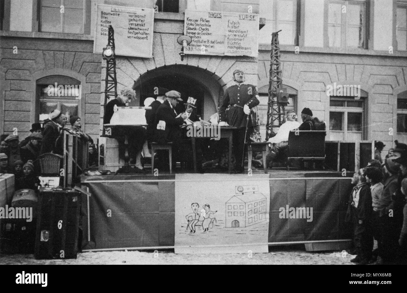 . English: Fasnachtsſpil Völcurbund oder Abrüſtungsconferenz von 1924 vor dem Primarſchůlhauß von Baſſersdorff. Englisch: Karneval Spielen Liga der Nationen oder Konferenz über Abrüstung vor dem Baſſersdorff Schoolhouſe von 1924. Français: Jeu du Karneval Société Des Nations ou Conférence pour le désarmement devant l'école de Baſſersdorff en 1924. . März 1924. Unbekannt 2 FasnachtBassersdorf 1924 i Stockfoto