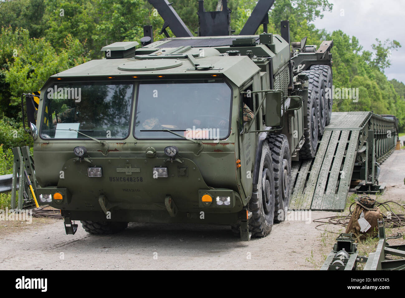 Ein U.S. Marine Corps Logistik System des Fahrzeugs Ersatz mit Transport Support Unternehmen, Bekämpfung Logistik Bataillon 2, 2 Marine Logistics Group, Kreuze ein Medium girder Bridge während einer post-Befehl Übung auf Camp Lejeune, N.C., 22. Mai 2018. 8. Unterstützung der Techniker Bataillon führte eine CPX, um seine warfighting Bereitschaft, das Kommando und die Kontrolle der Operationen zu verbessern. (U.S. Marine Corps Foto von Cpl. Sean M. Evans) Stockfoto