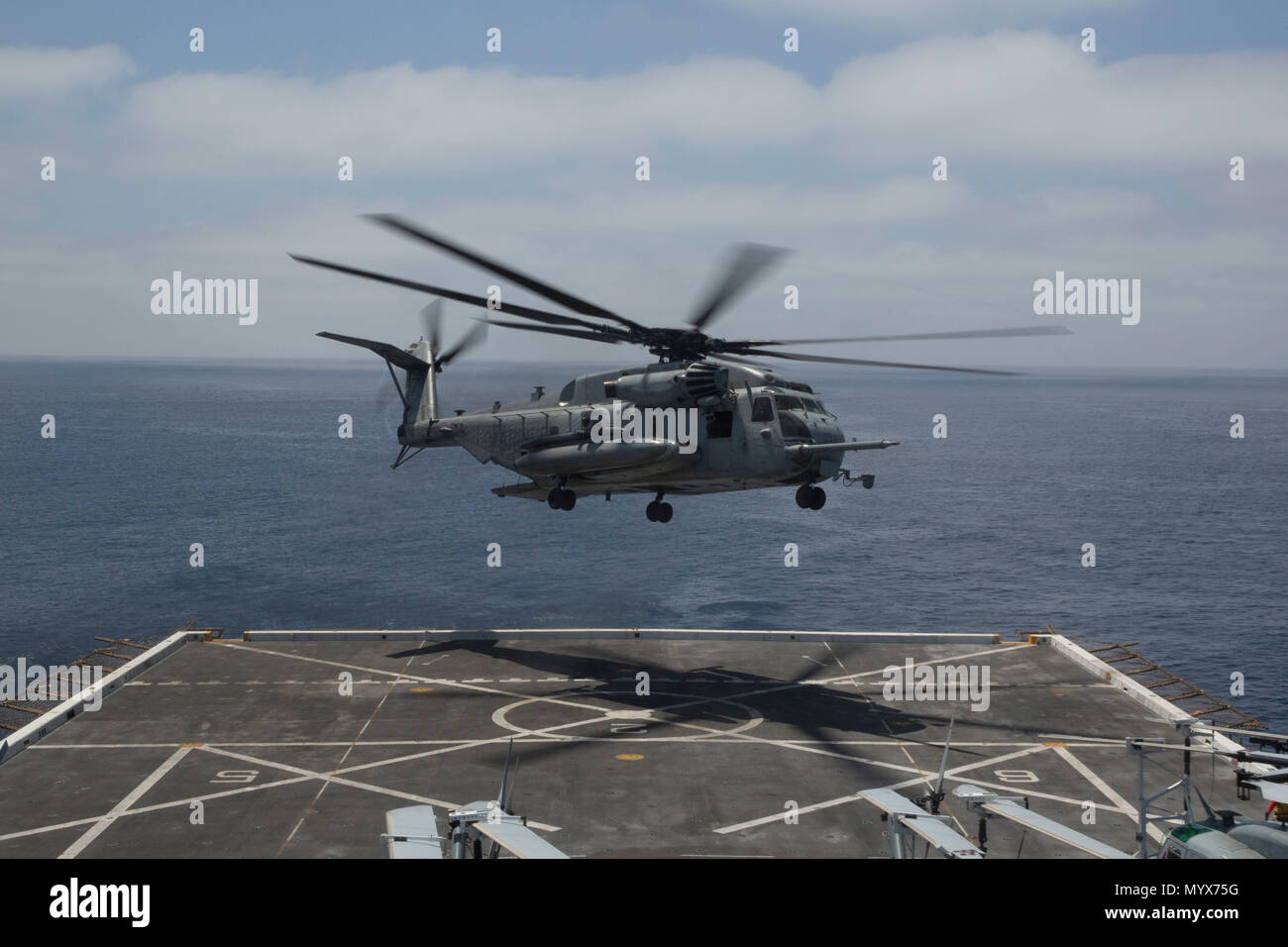 Us-Marines in einer CH-53E Super Stallion mit Marine Medium Tiltrotor Squadron 166 verstärkt, 13 Marine Expeditionary Unit (MEU), hebt ab auf See an Bord der San Antonio-Klasse amphibious Transport dock Schiff USS Anchorage LPD (23), 3. Juni 2018. Das Essex Amphibious Ready Group (ARG) und 13 MEU leiten Composite Trainingsgerät Übung (COMPTUEX), die letzte Übung vor der bevorstehenden Bereitstellung. Diese Übung überprüft die Fähigkeit der ARG/MEU team Anpassen und Ausführen Missionen in immer neuen, unbekannten Umgebungen. Nach Abschluss der COMPTUEX, dem 13. MEU und Essex ARG Stockfoto