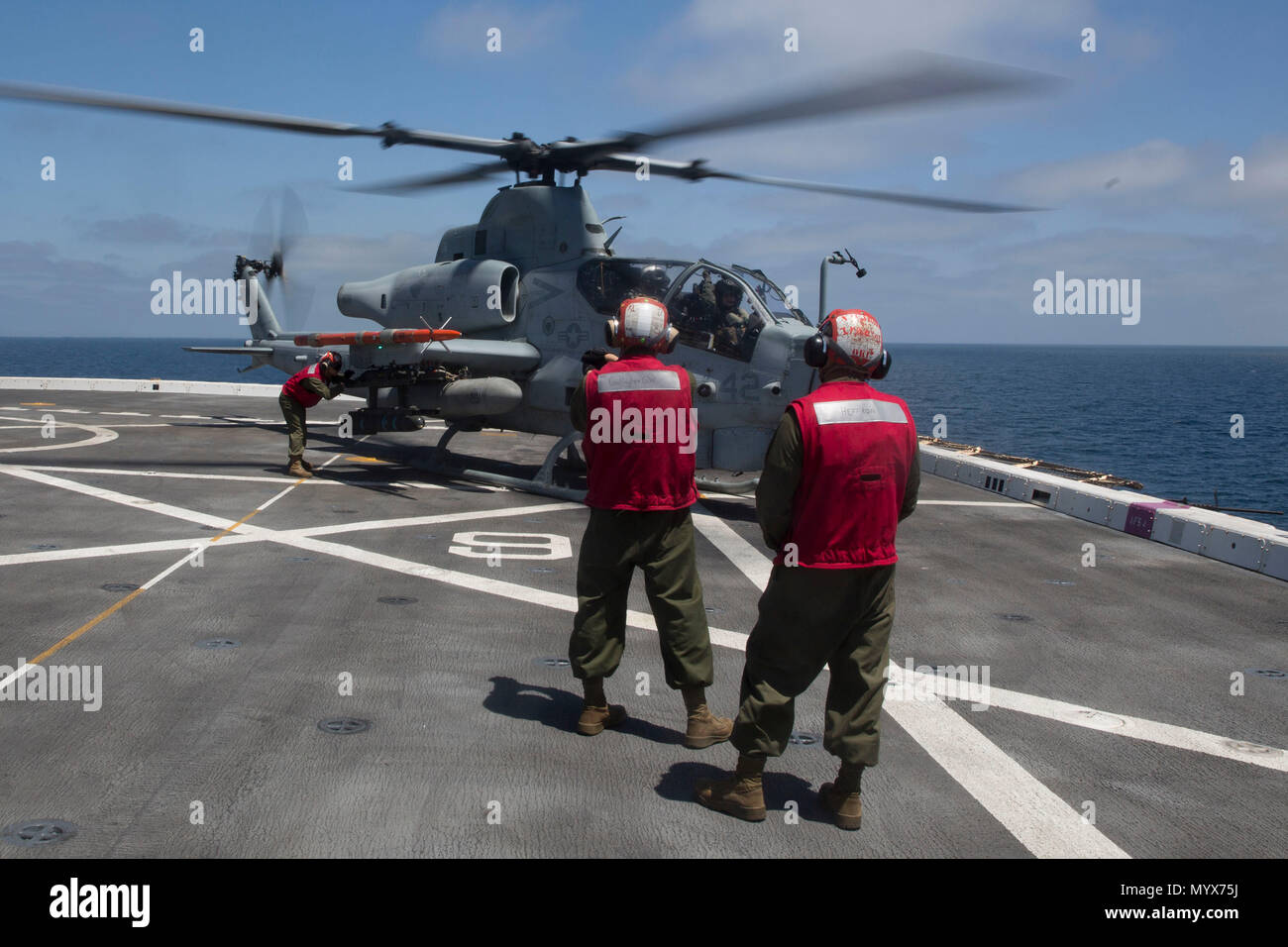 Us-Marines mit Marine Medium Tiltrotor Squadron 166 verstärkt, 13 Marine Expeditionary Unit (MEU), Arm die Waffensysteme auf einem AH-1Z Viper auf See an Bord der San Antonio-Klasse amphibious Transport dock USS Anchorage LPD (23), 3. Juni 2018. Das Essex Amphibious Ready Group (ARG) und 13 MEU leiten Composite Trainingsgerät Übung (COMPTUEX), die letzte Übung vor der bevorstehenden Bereitstellung. Diese Übung überprüft die Fähigkeit der ARG/MEU team Anpassen und Ausführen Missionen in immer neuen, unbekannten Umgebungen. Nach Abschluss der COMPTUEX, dem 13. MEU und Essex ARG wird. Stockfoto