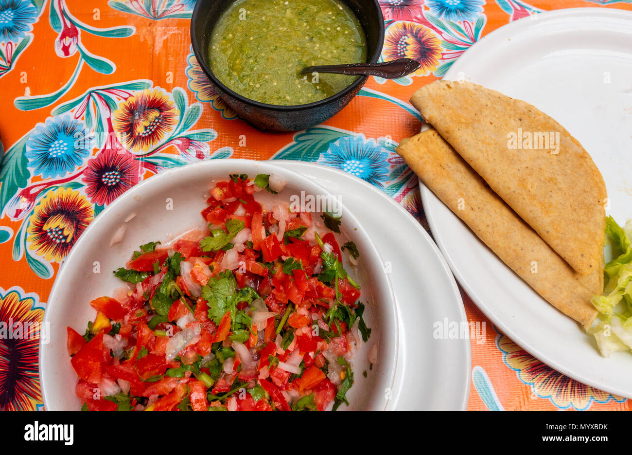 Käse Quesadillas, Pico de Gallo, und Salsa verde Stockfoto