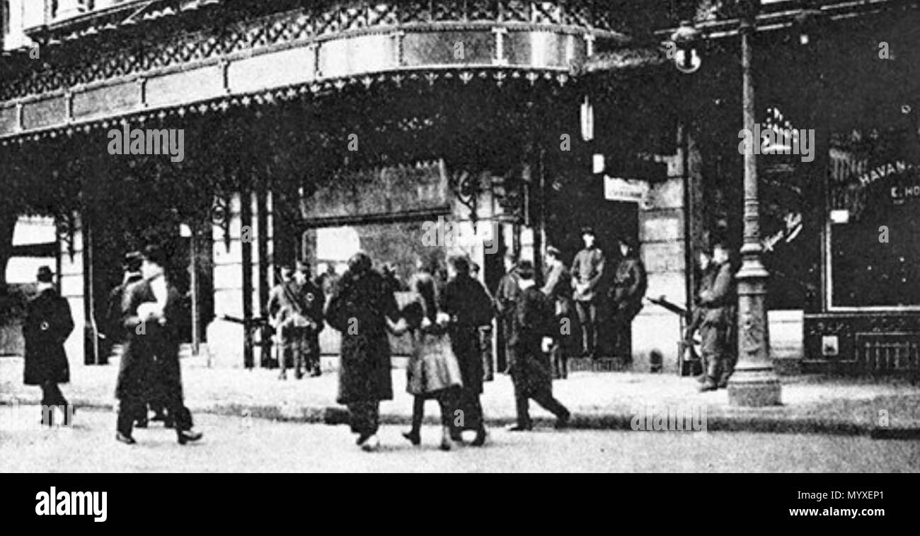 . Englisch: bewaffnete Soldaten außerhalb der Geschäfte 18 Brüssel während der Soldaten Aufstand November 1918 Stockfoto