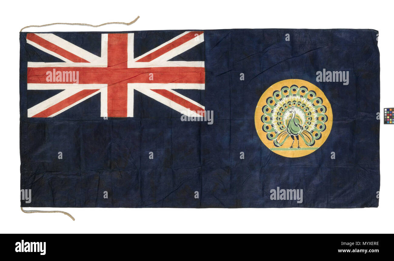 . Englisch: Burma RNVR Blue Ensign Der fähnrich der Burma RNVR. Ein blauer Stern mit einem Abzeichen in der Fliegen, die einen blauen und grünen Pfau auf einem gelben Hintergrund. Dieses Design wurde zwischen 1939-1948. Die Flagge ist in der Baumwolle und das ganze Design genäht gedruckt wird einschließlich der Union Flag. Der Stoff hat gewichtet und eine über den Rand bildet sich die Hoist. Ein Seil für das Hubwerk ist beigefügt. Nach Birma aus Indien 1937 getrennt, eine Niederlassung der RNVR wurde in Rangun am 7. Juni 1940 gegründet. Ihre Mitglieder Betrieben kleiner Landing Craft und Motor startet in den Ästuaren runde Rangun ein Stockfoto