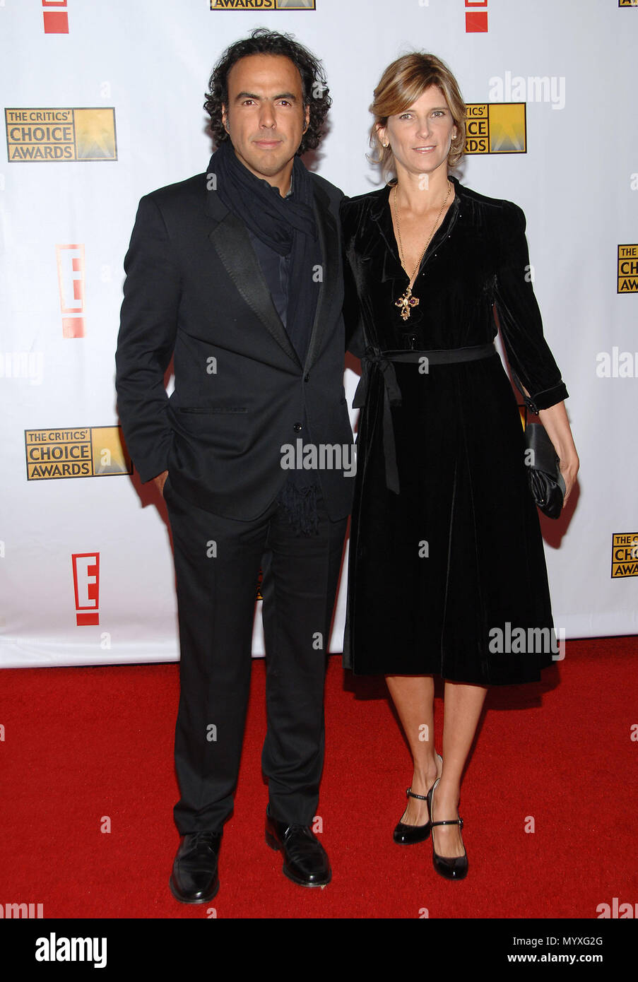 Alejandro Gonzalez Inarritu mit Frau Ankunft auf dem 12. jährlichen Critics Choice Awards (aus der Broadcast Film Association) im Santa Monica Civic Auditorium in Los Angeles. 12. Januar 2007. Augenkontakt in voller Länge??? rrituAlejandroGonza lez w 069 Veranstaltung in Hollywood Leben - Kalifornien, Red Carpet Event, USA, Filmindustrie, Prominente, Fotografie, Bestof, Kunst, Kultur und Unterhaltung, prominente Mode, Besten, Hollywood Leben, Event in Hollywood Leben - Kalifornien, Roter Teppich und backstage, Musik Prominente, Topix, Paar, Familie (Mann und Frau) und Kids - Kinder, brothe Stockfoto