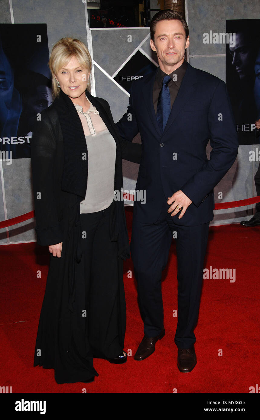 Hugh Jackman und Frau Deborah Ankunft auf dem PRESTIGE Premiere am El Capitan Theatre in Los Angeles. Oktober 17, 2006 in voller Länge Augenkontakt JackmanHugh Deborah 031 Veranstaltung in Hollywood Leben - Kalifornien, Red Carpet Event, USA, Filmindustrie, Prominente, Fotografie, Bestof, Kunst, Kultur und Unterhaltung, prominente Mode, Besten, Hollywood Leben, Event in Hollywood Leben - Kalifornien, Roter Teppich und backstage, Musik Prominente, Topix, Paar, Familie (Mann und Frau) und Kids - Kinder, Brüder und Schwestern anfrage tsuni@Gamma-USA.com, Kredit Tsuni/USA, 2006 bis 2009 Stockfoto