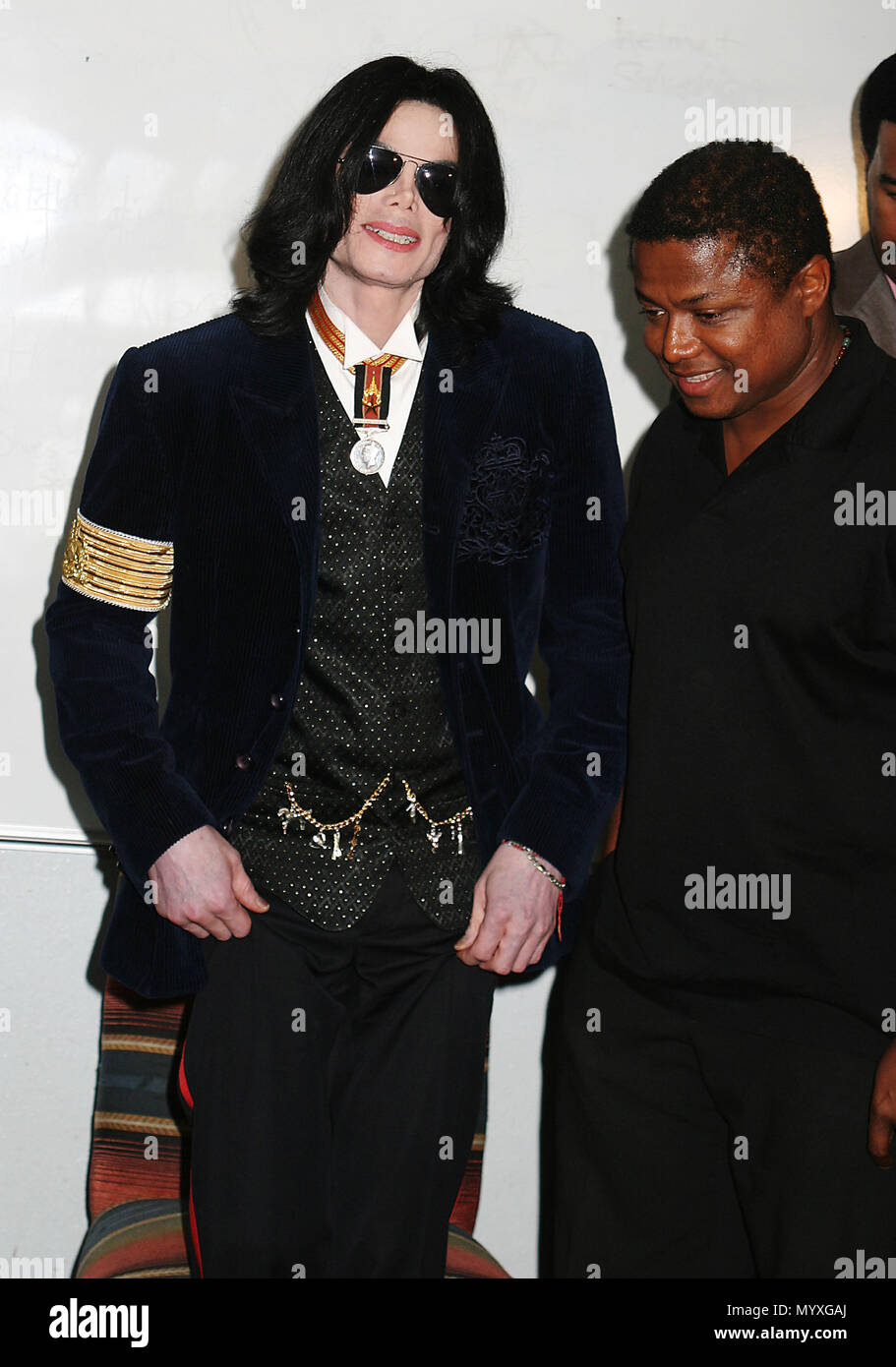 Michael Jackson und sein Bruder Marlon am vergangenen Sonntag 15. August 2004 bei der ersten AME (African Methodist Episcopal) Kirche in Los Angeles. JacksonMichael Marlon 21 Veranstaltung in Hollywood Leben - Kalifornien, Red Carpet Event, USA, Filmindustrie, Prominente, Fotografie, Bestof, Kunst, Kultur und Unterhaltung, prominente Mode, Besten, Hollywood Leben, Event in Hollywood Leben - Kalifornien, Roter Teppich und backstage, Musik Prominente, Topix, Paar, Familie (Mann und Frau) und Kids - Kinder, Brüder und Schwestern anfrage tsuni@Gamma-USA.com, Kredit Tsuni/USA, 2006 bis 2009 Stockfoto