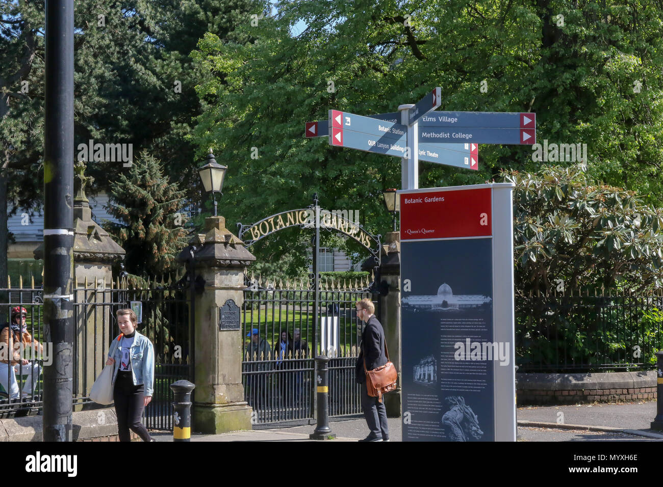 Touristische Information Board in Belfast am Eingang zum Botanischen Garten in Belfast mit Menschen zu Fuß außerhalb und innerhalb der Belfast öffentlichen Park. Stockfoto