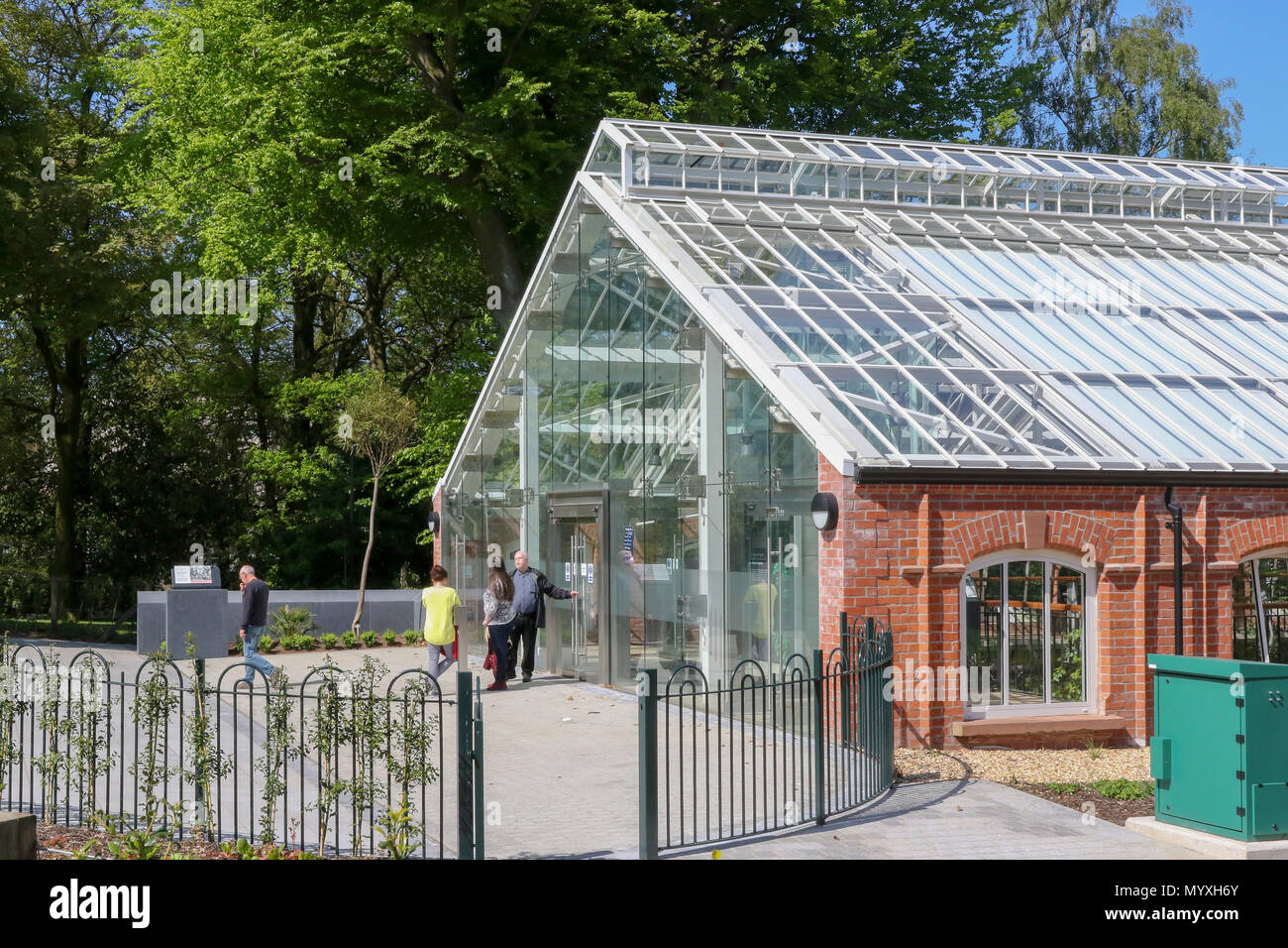 Die Leute am Eingang der Schlucht im tropischen Botanischen Gärten Belfast. Stockfoto