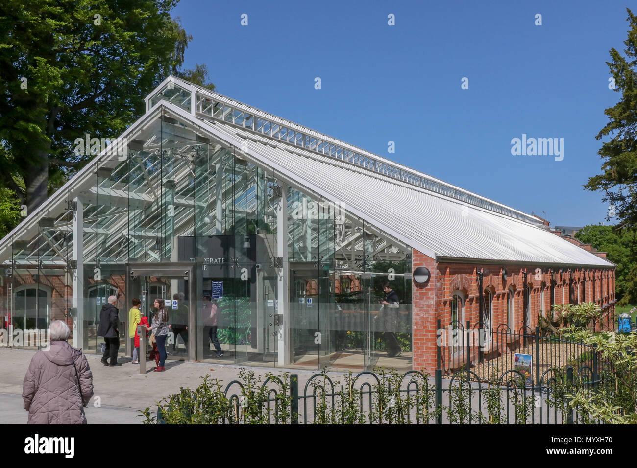 Dach und Fassade des Tropischen Schlucht Belfast, Menschen, die renovierte viktorianische touristische Attraktion. Stockfoto