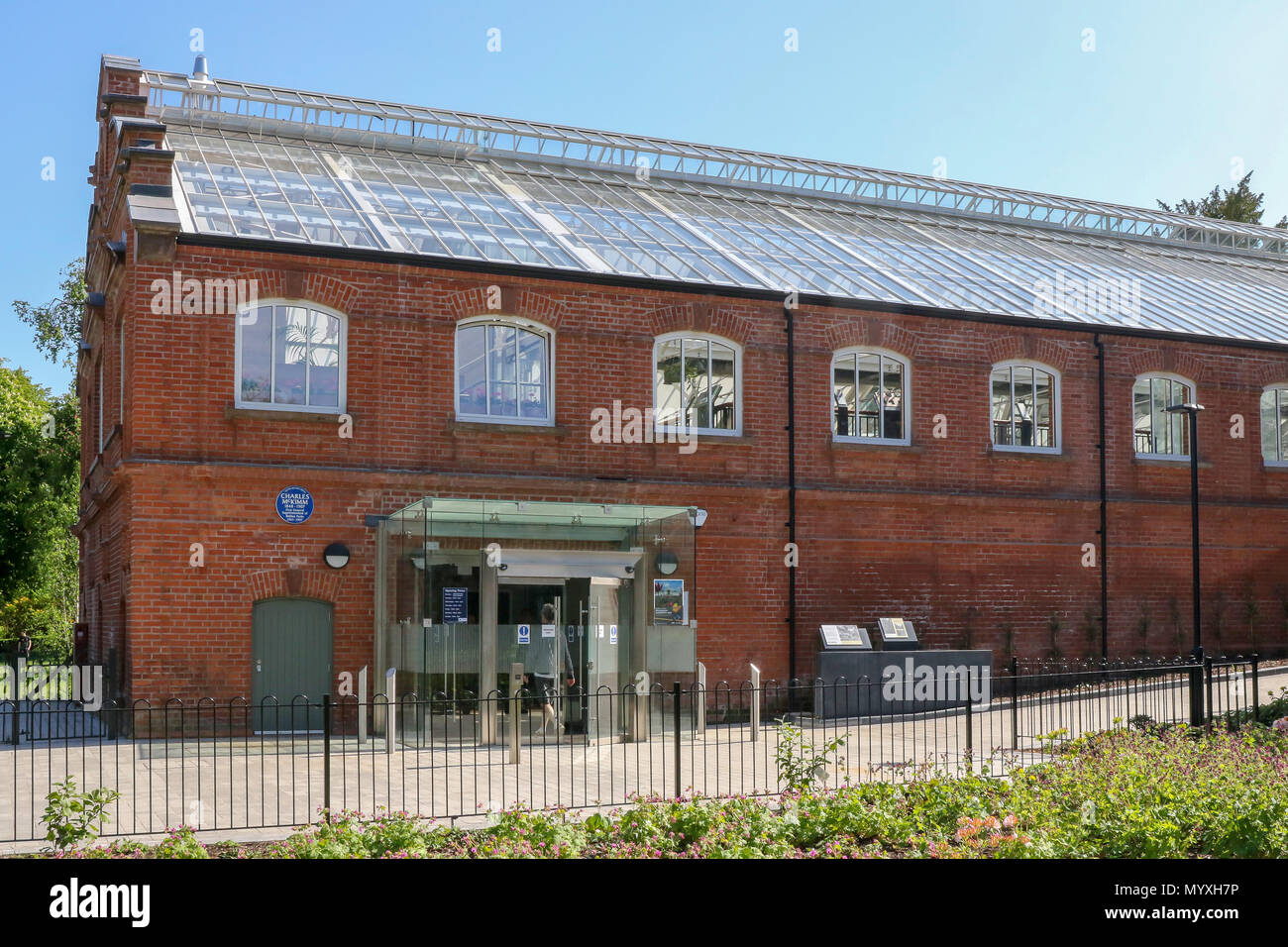 Renoviert und erneut hingewiesen - ein neues Glas dach und Mauerwerk, einen externen Blick auf die tropische Schlucht Botanic Gardens Belfast. Stockfoto