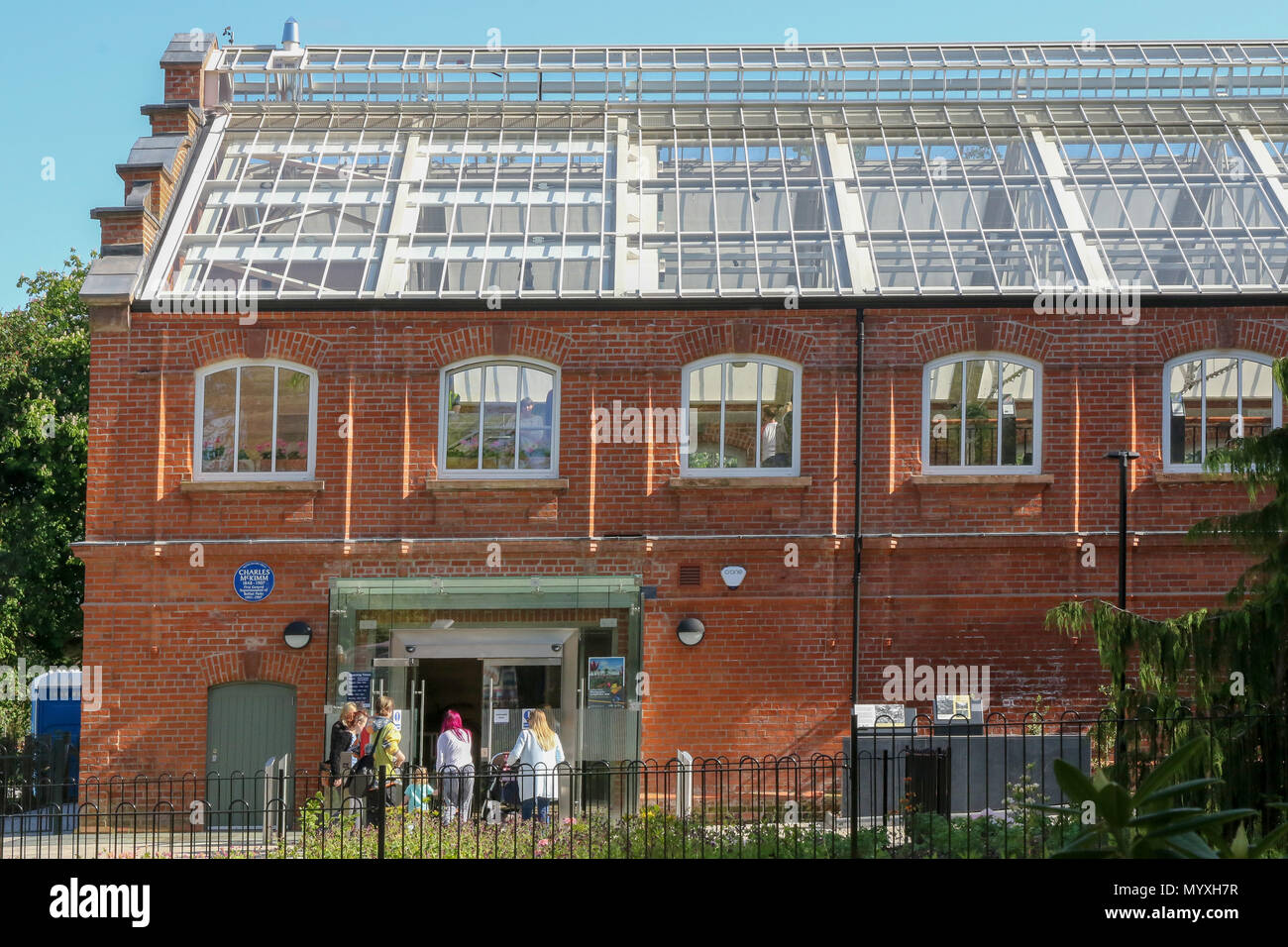 Die Besucher betreten das renovierte Tropische Schlucht in Botanischen Gärten Belfast. Die neuen unteren Eingang führt die Besucher in der tropischen Zone. Stockfoto