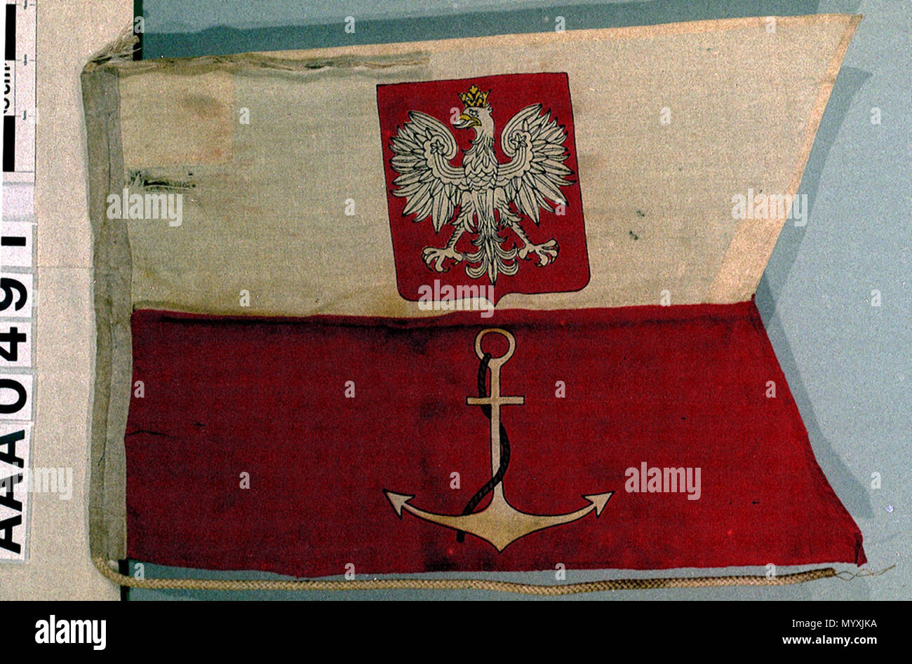 . Englisch: Flagge, polnische Minister der Marine Flagge der polnische Minister für Marine angeblich auf der ersten U-Boot geflogen vom russisch-deutsche Besetzung Polens 1939 zu entkommen. Eine gedruckte Wolle bunting Flag mit der Maschine genäht Bettwäsche Hebezeug mit einem Seil. Die Flagge ist Schlucken angebundene und Horizontal Weiß über Rot geteilt. Im oberen Teil ist ein rotes Schild mit einem weißen, gekrönten Adler angezeigt, mit einem weißen foul Anker im unteren Teil der Flagge. nicht verfügbar. Vor 1939. Unbekannt 33 Flagge, polnische Minister der Marine RMG RP 17 24 Stockfoto
