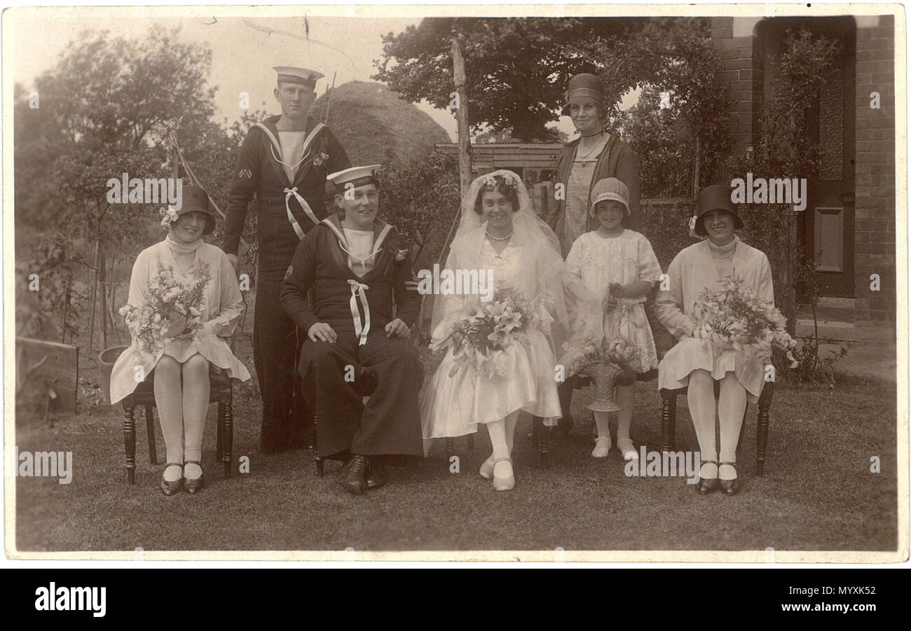 . Portraitfoto von Campion-King Hochzeit in Swindon, Wiltshire, England im Jahre 1929. Von der Postkarte in Swindon Datensatz hinterlegt und gescannt und durch sie zu Flickr hochgeladen. Der Fotograf war Fred C. Palmer von Tower Studio, Herne Bay, Kent ca. 1905-1916,- und von 6 Cromwell Street, Swindon ca. 1920-1936. Er wird geglaubt, gestorben 1936-1939 haben. Orte von Interesse: Die Sailor-Bräutigam aus dem Flugzeugträger HMS Eagle, die im Mittelmeer Flotte im Jahr 1929 diente. Im Vorjahr sein Captain und Kommandant an Bord des Schiffes bei Gibraltar versucht, für die Royal Oak Meuterei gewesen war. Das Schiff' Stockfoto