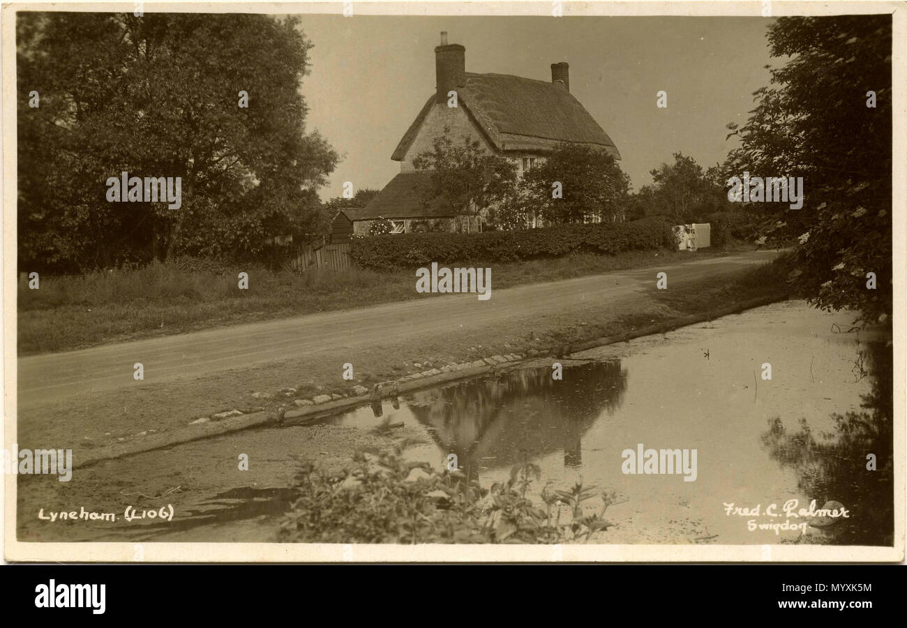 . Postkarte von Lyneham, Wiltshire, England, zeigt eine Neu strohgedeckten Haus. Es hat eine thatching Muster, das ist vielleicht eine lokale Design. Es wurde angenommen, dass dieses Bild eines der Cottages im Weiler von Preston in der Nähe von Lyneham zeigen könnte, aber das Haus ist anders aufgebaut. Eine zweite Möglichkeit war 37 Calne Straße. Es ist jetzt gedacht, dass der wahrscheinlichste Gebäude ist 59 das Grün an Lyneham (weitere Ausführungen siehe unten). Es ist möglich, die Zeit des Jahres, in diesem Bild für den späten Frühling oder frühen Sommer zu Datum, wie der holunder in Blume auf der rechten Seite ist, und die altmodische Rosen in der Hütte Stockfoto