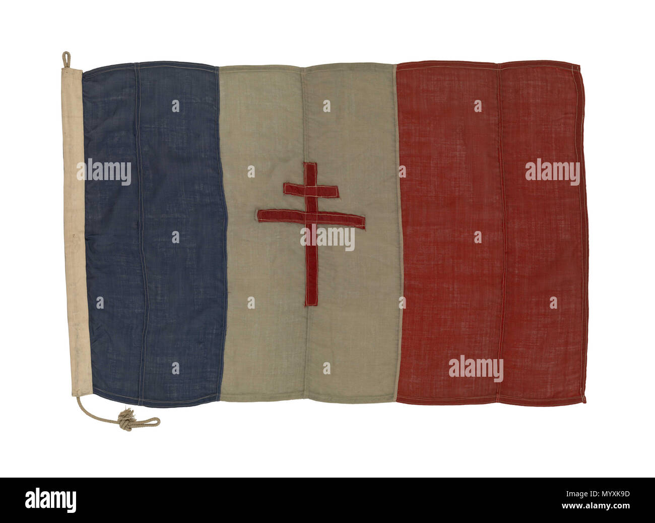 . Englisch: Freie Französische Flagge eine Wolle bunting Flag mit einem Hebezeug, Maschine genäht und mit einem Seil befestigt. Es ist in drei vertikale Streifen, Blau, Weiß und Rot mit dem roten Kreuz von Lothringen auf dem weißen Streifen geteilt. 'FF' in Tinte auf dem Hebezeug gekennzeichnet ist. Die Flagge wurde von der französischen Streitkräfte im Widerstand gegen die deutsche Besatzung, im Exil unter der Führung von General Charles de Gaulle (1890-1970) verwendet. Das Kreuz von Lothringen wurde an die französische Trikolore hinzugefügt, von der Französischen Nationalflagge immer noch von der Vichy-regierung zu unterscheiden - in der Tat eine Deutsche Puppe. Freie Französische Flagge. 1939-44. U Stockfoto . Englisch: Freie Französische Flagge eine Wolle bunting Flag mit einem Hebezeug, Maschine genäht und mit einem Seil befestigt. Es ist in drei vertikale Streifen, Blau, Weiß und Rot mit dem roten Kreuz von Lothringen auf dem weißen Streifen geteilt. 'FF' in Tinte auf dem Hebezeug gekennzeichnet ist. Die Flagge wurde von der französischen Streitkräfte im Widerstand gegen die deutsche Besatzung, im Exil unter der Führung von General Charles de Gaulle (1890-1970) verwendet. Das Kreuz von Lothringen wurde an die französische Trikolore hinzugefügt, von der Französischen Nationalflagge immer noch von der Vichy-regierung zu unterscheiden - in der Tat eine Deutsche Puppe. Freie Französische Flagge. 1939-44. U Stockfoto
