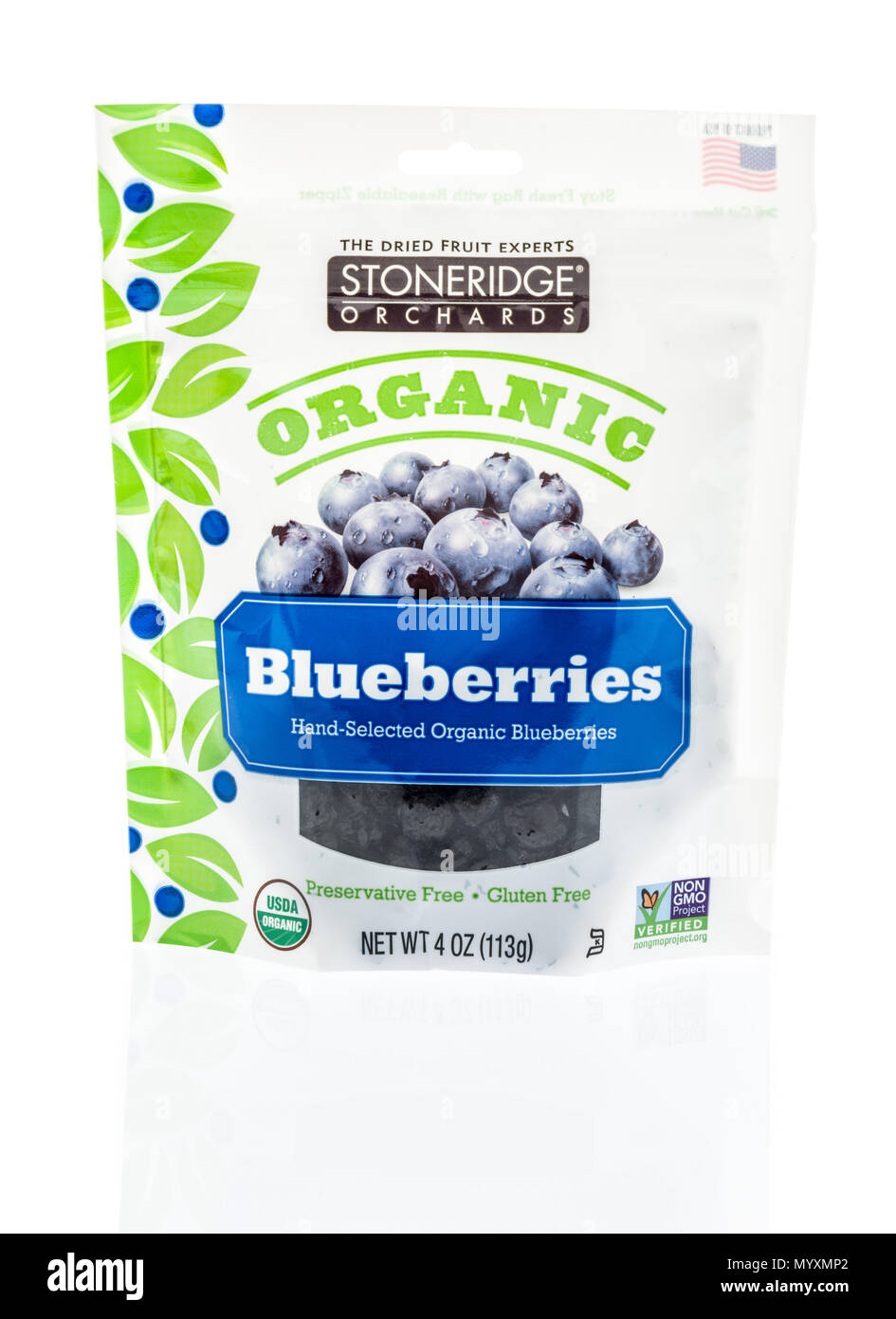 Winneconne - 1. Juni 2018: Eine Tasche von Stoneridge orchard Bio Blaubeeren Snack ein auf einem isolierten Hintergrund. Stockfoto