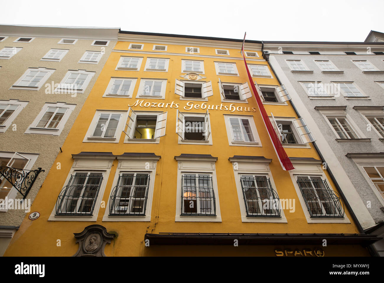 Das Geburtshaus von Wolfgang Amadeus Mozart, die Mozarts Geburtshaus, Getreidegasse in Salzburg, Österreich. Stockfoto